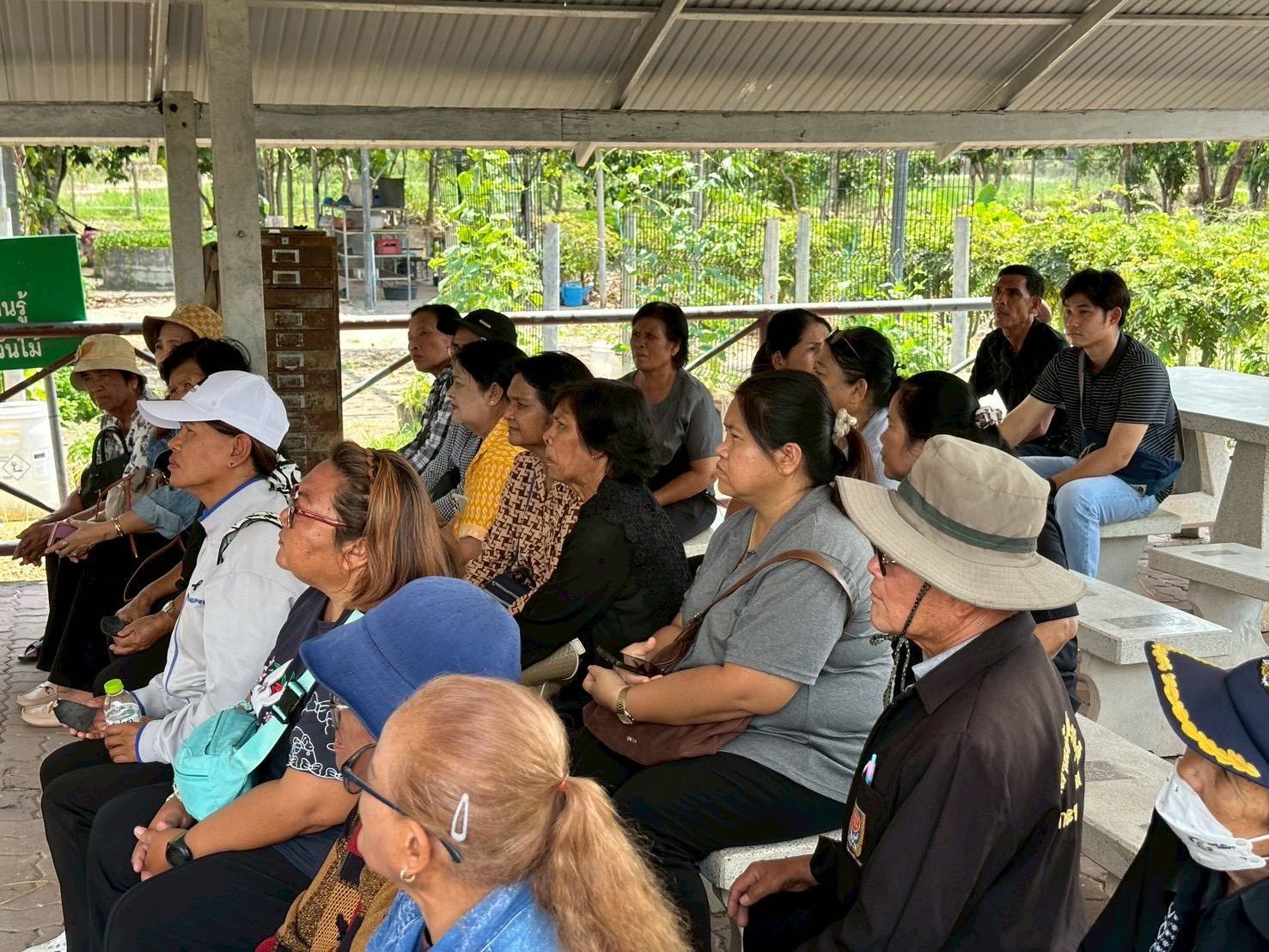 title - ส.ป.ก.พระนครศรีอยุธยา จัดการศึกษาดูงานโครงการที่ดินพระราชทานจังหวัดพระนครศรีอยุธยา ปีงบประมาณ พ.ศ. ๒๕๖๙ หลักสูตร การศึกษาดูงานการพัฒนาตามแนวทางพระราชดำริ ซึ่งได้รับเกียรติจากนางวิไลกัลยา สาริพันธ์ ปฏิรูปที่จังหวัดระยอง ให้การต้อนรับและอำนวยความสะดวก ณ ศูนย์บริการการพัฒนาปลวกแดงตามพระราชดำริ จังหวัดระยอง